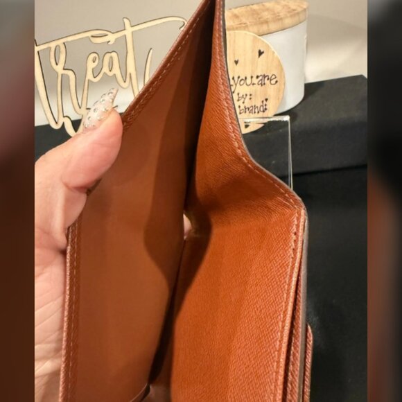 LV015. Louis Vuitton, Monogram, Elise, Bi-fold Wallet - Picture 4 of 5